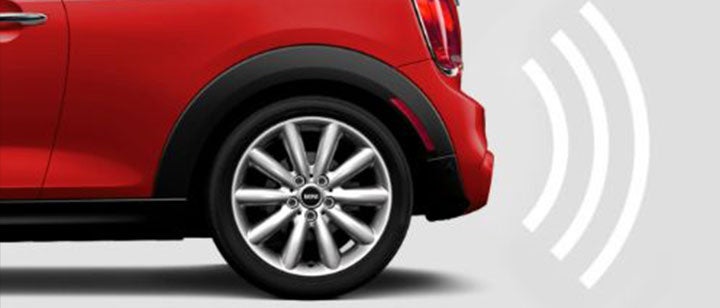 Image displaying how the ultrasonic sensor alerts the driver of the MINI being too close to another object.