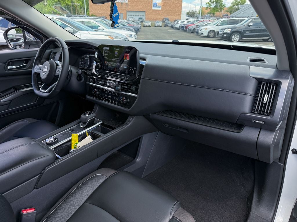 2024 Nissan Pathfinder SL