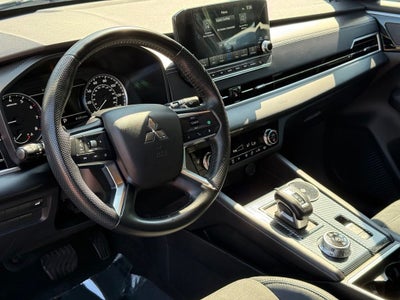 2023 Mitsubishi Outlander SE