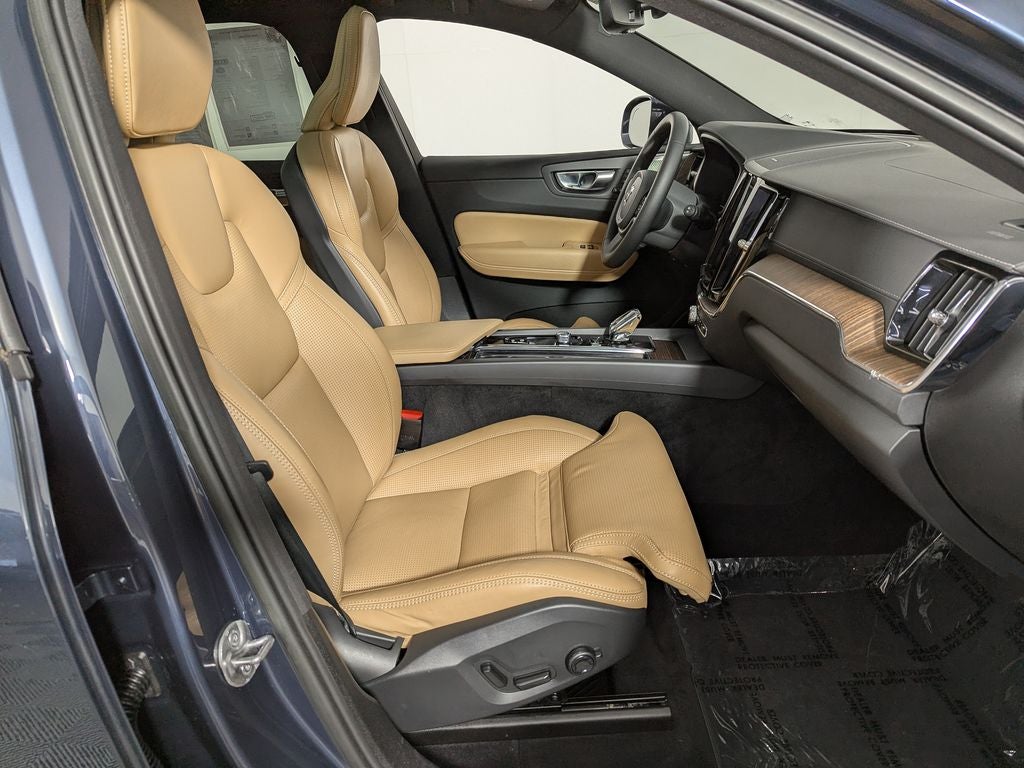 2023 Volvo XC60 B5 Ultimate Bright Theme