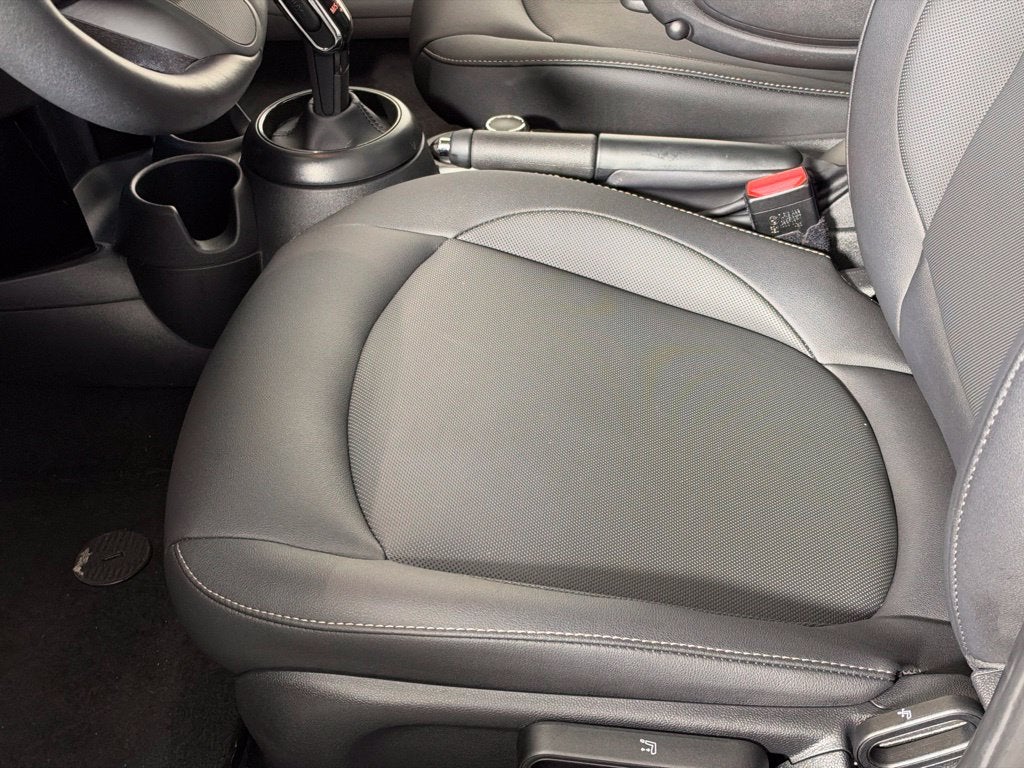 2024 MINI HARDTOP 4 DOOR Base