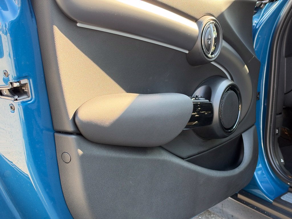2024 MINI HARDTOP 4 DOOR Base