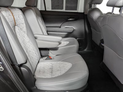 2023 Toyota Highlander Hybrid Bronze Edition