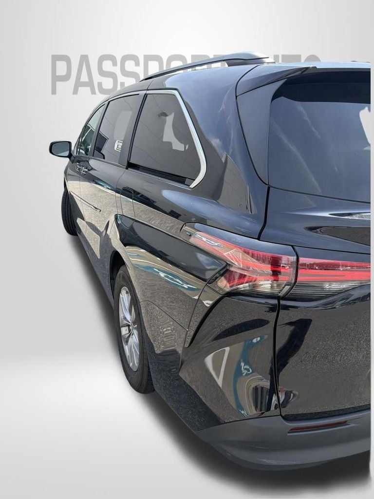 2022 Toyota Sienna LE 8 Passenger