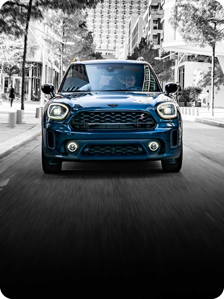 Front view of a MINI Countryman S ALL4.