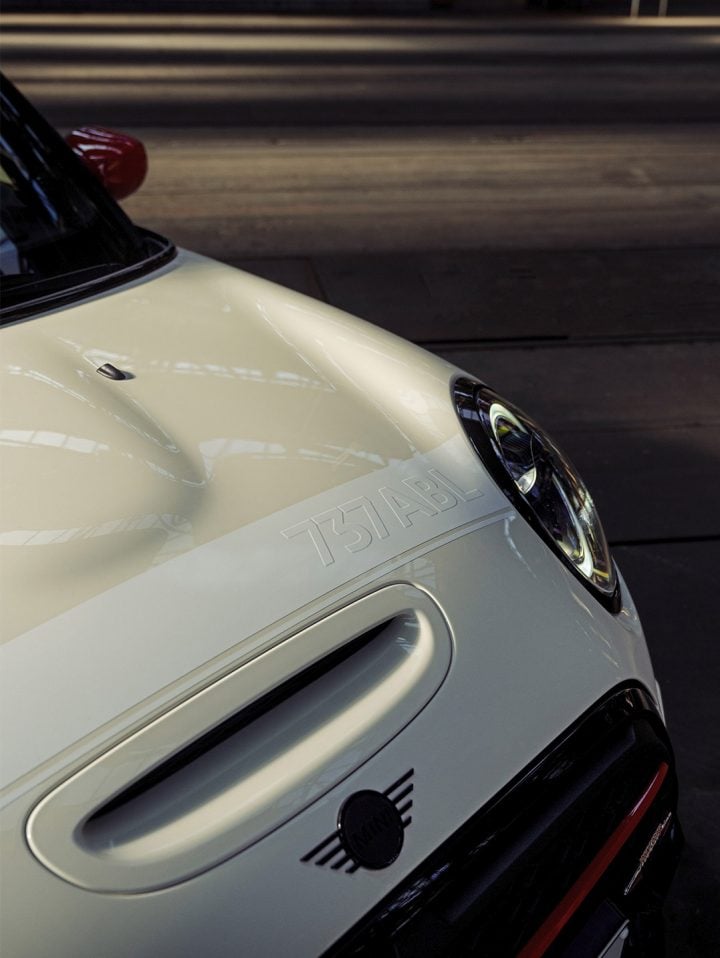 : Close-up view of Pat Moss Exclusive Horizontal Bonnet Stripe on a MINI Pat Moss Edition in Pepper White.
